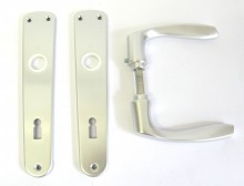 Kliky se štítem (kování) dveřní MONET, 72 rozteč, na klíč, F1 - stříbrný elox 