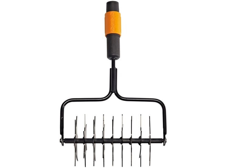 Provzdušňovač trávníku QuikFit 136524 FISKARS